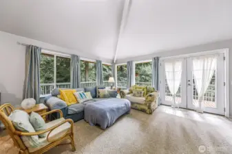 Peaceful and private living room above the road.