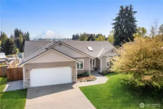 This beautiful 3 bedroom home has gorgeous mountain views