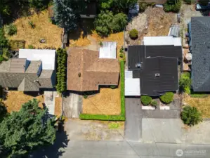 Overview of property with green hedge wrapping around.