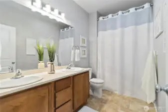 Upstairs Full Bathroom