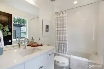 Floor 2 Jr Suite bathroom