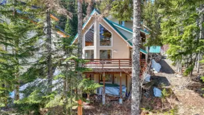 Expansive windows with gorgeous views - Welcome to Mountain Living!