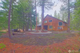 Beautiful patio w hottub for entertaining