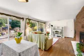 Dining space off kitchen and living room