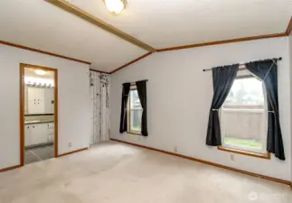 Spacious primary bedroom suite with a en suite full bathroom & walk in closet