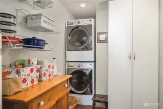 LAUNDRY ROOM OFF OF THE KITCHEN - PANTRY CLOSET