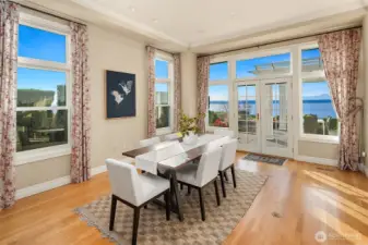 Kitchen eating area to the left of the Living Room. Those views just can't hide themselves.