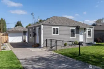 Back and front entirely fenced