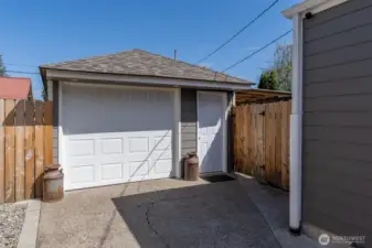 oversized garage with loft, heat and LED lighting