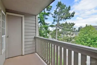 Sunny deck with peek-a-boo view of the Cascades! Extra storage as well.