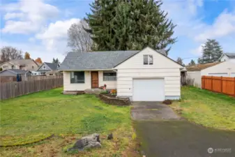 This 1 1/2 story home located in Puyallup School District