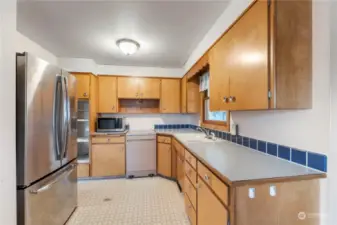 Spacious kitchen w/ vintage cabinets