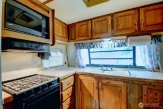 Stove and microwave in kitchen