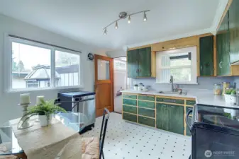 Cute kitchen with dining area