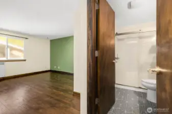 Primary bedroom w/ ensuite bathroom