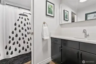 en suite bath off main bedroom