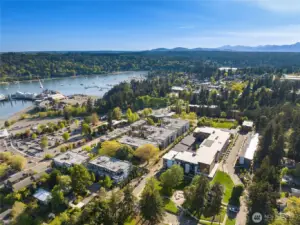 Harbor Square’s central Winslow location places everyday conveniences right outside your door.