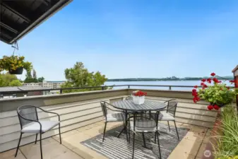 Rooftop deck with 180° views! Incredible outlook from Mt. Baker to picturesque Mt. Rainier, plus Downtown Bellevue and the Cascade Mountain Range. Enjoy this unique space year-round!