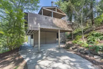 Overview of the extra patio and the other decks