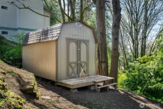 Shed with newer roof!