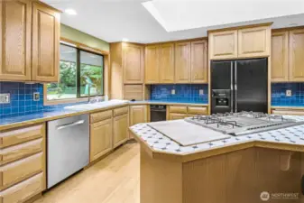 Gourmet Cooking Setup: A four-burner gas cooktop and electric grill for versatile meal prep.