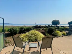 The extra large 700' wrap around patio provides you an amazing space for indoor/outdoor living!