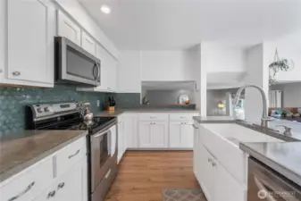 Farmhouse Sink and Stainless Steel Appliances Add Timeless Charm!