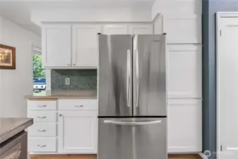 Crisp White Cabinets Paired with Sleek Stainless Steel Appliances