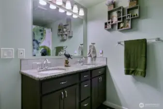 Main bathroom for 2nd/3rd bedroom and Guests.