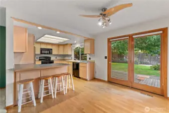 Dining to kitchen
