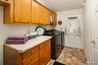 Laundry room w/ 2nd entrance