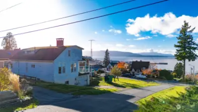 Looking at the rear of the home showing the large parcel and the views beyond. Please use caution as there is no railing!