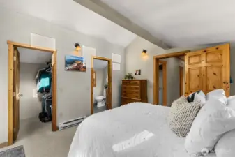 Primary Suite  Bath & Walk-In Closet -  Primary bedroom features a ¾ bath, walk-in closet, and direct access to the outdoor hot tub—perfect for relaxing evenings under the Chelan sky.