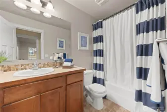 Upstairs Full Bathroom