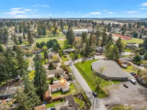 Easy access to freeways, shopping and SeaTac airport.