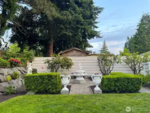 Amazing garden, statues stay