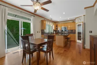 Nice size eating area off kitchen.