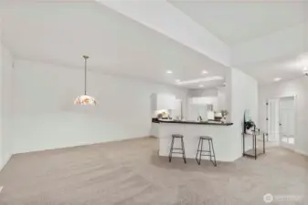 Beauitful Tiffany style chandelier in the dining area