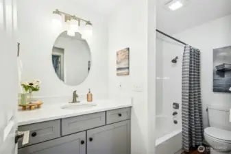 Beautiful full bathroom