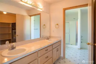 Master Bath w/double sink vanity
