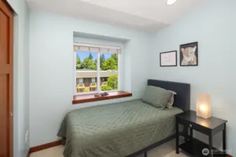 2nd upper bedroom