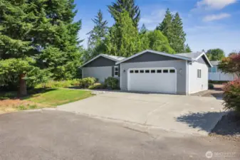 Attached garage - Generator & More!