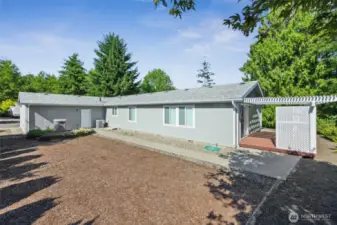 Approx. 24' x 24' attached garage - A/C, Generator & Instant Hot.