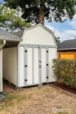 Storage shed with loft, plenty of space to store stuff!