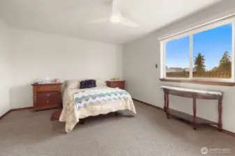 Primary Suite with Walk-in-Closet & 5-Piece Bath