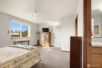 Primary Suite with Walk-in-Closet & 5-Piece Bath