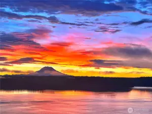 Breathtaking sunrise views over Mt Rainier