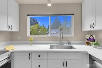 Brand new window with sunshine cming through to brighten up the kitchen!