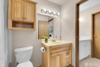 2nd floor bath with access for 2nd bedroom