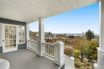 Covered Front Porch with showstopping views!